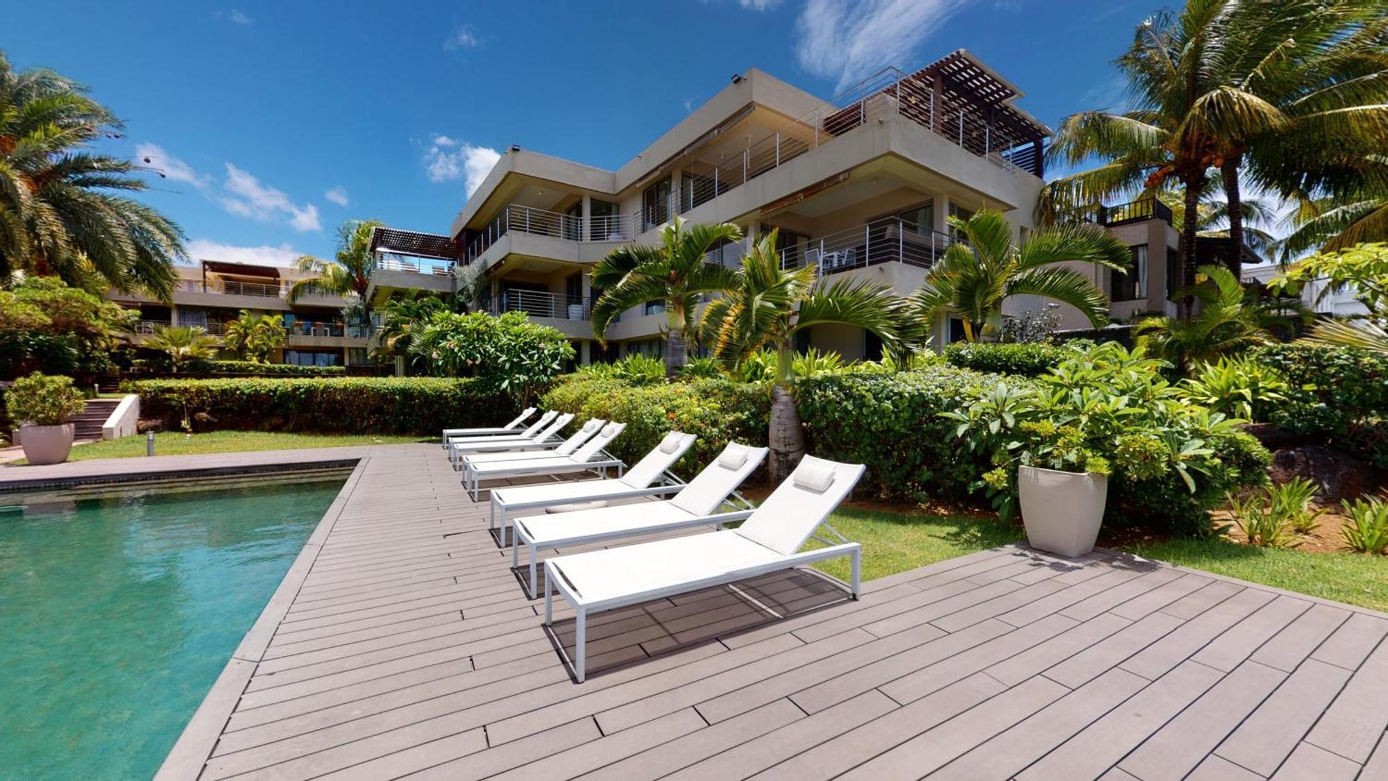 Bon Azur Beachfront Suites & Penthouses With Lov Тру о Биш Екстериор снимка