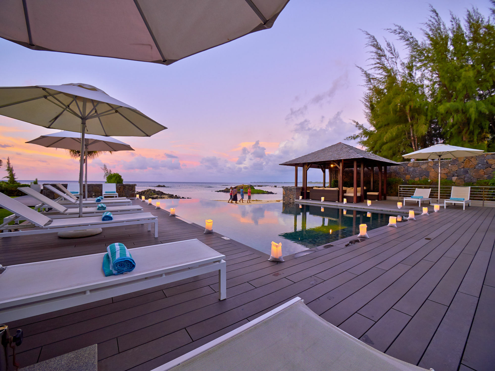 Bon Azur Beachfront Suites & Penthouses With Lov Тру о Биш Екстериор снимка